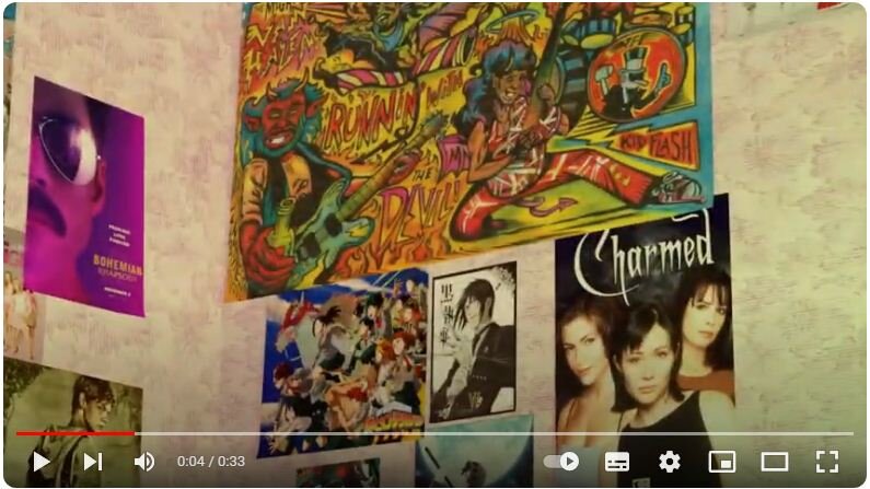 Режиссер Маринет Мортем постеры в комнате девочки-рептилоида