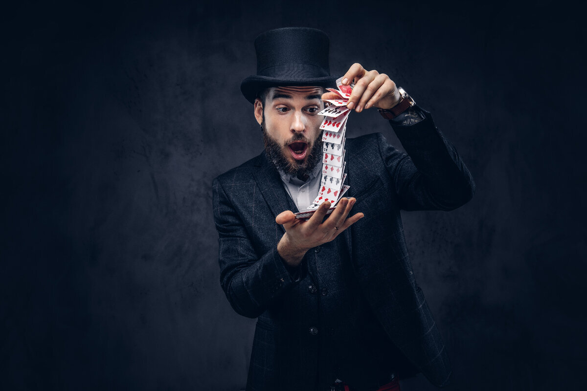 <a href="https://ru.freepik.com/free-photo/a-bearded-magician-in-a-black-suit-and-top-hat-showing-trick-with-playing-cards-on-a-dark-background_26220629.htm#query=%D1%84%D0%BE%D0%BA%D1%83%D1%81%D0%BD%D0%B8%D0%BA&position=0&from_view=search&track=sph">Изображение от fxquadro</a> на Freepik
