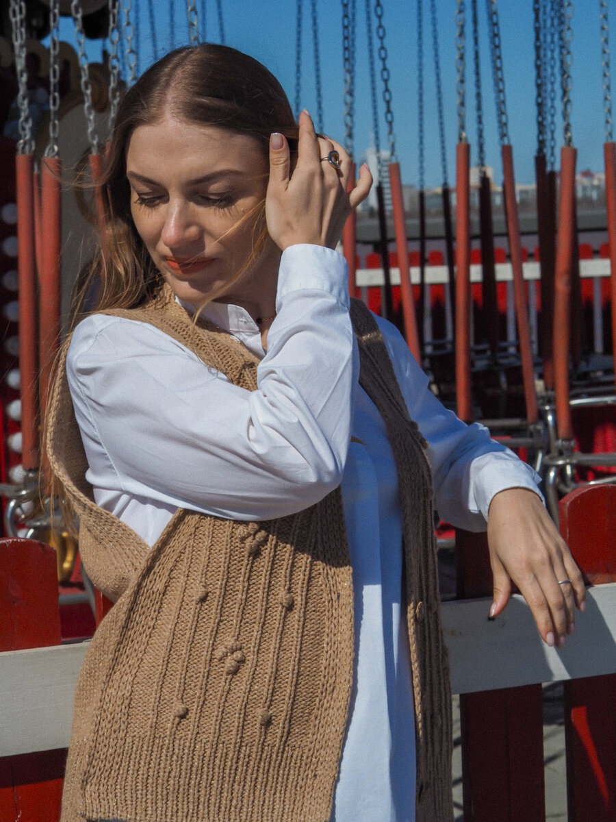 Например, этот жилет я связала (без фанатизма в виде ночных бдений и отречения от жизни вне диванной мастерской) за пару недель