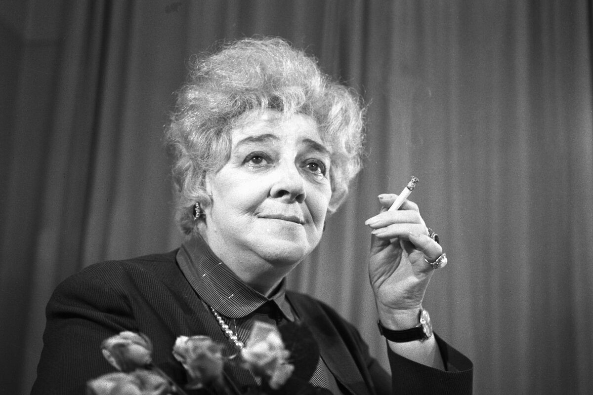 Фаина Георгиевна Раневская любила с многочисленными знакомыми делиться своим мнением относительно событий, происходящих в стране, а также относительно отдельных известных личностей, с которыми эти события связаны. Из-за этого она часто попадала в курьёзные ситуации. Вот один из эпизодов, который описывает подобную ситуацию.