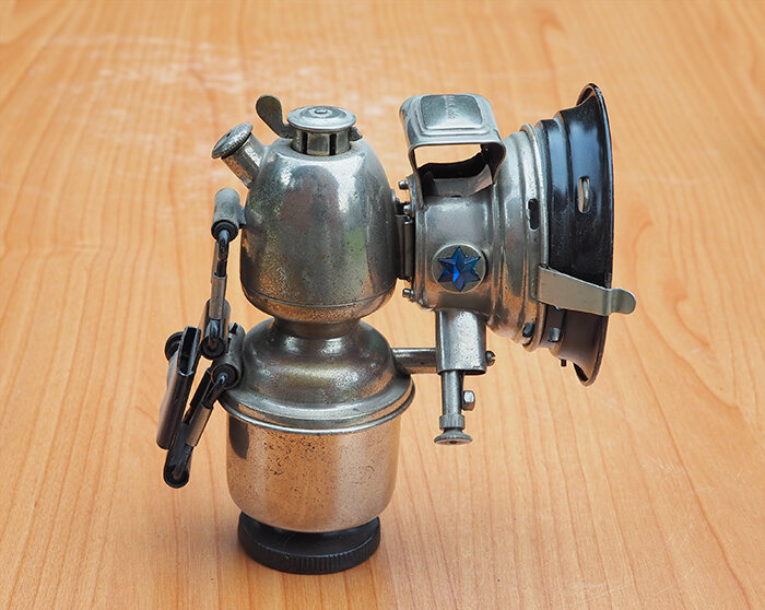 Велосипедный карбидный фонарь Miller Mito 1910-х годов c механизмом механического поджига газа. Из коллекции Веломузея Андрея Мятиева.