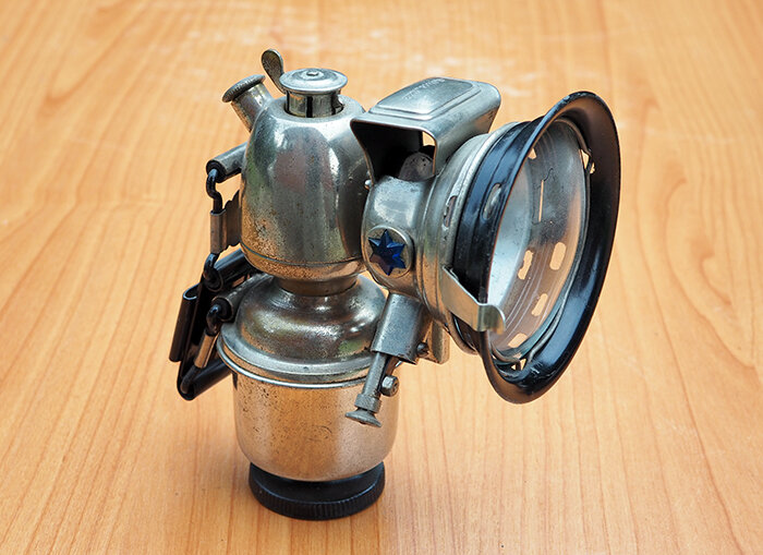 Велосипедный карбидный фонарь Miller Mito 1910-х годов c механизмом механического поджига газа. Из коллекции Веломузея Андрея Мятиева.