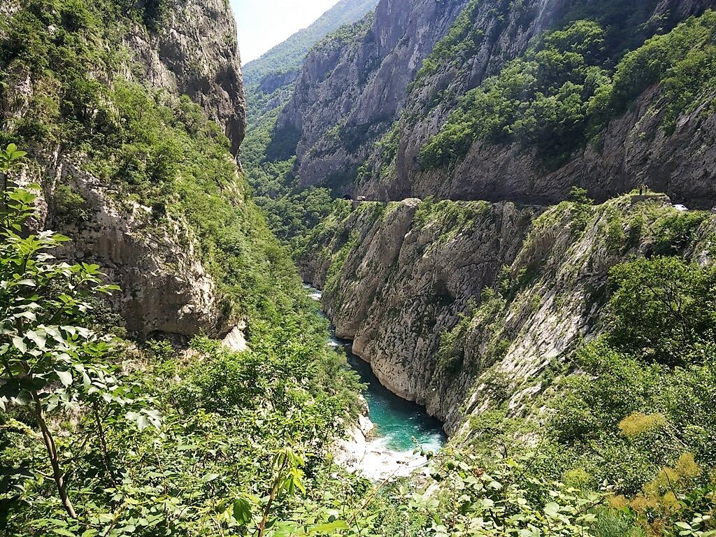 Каньон реки Морача в летний период