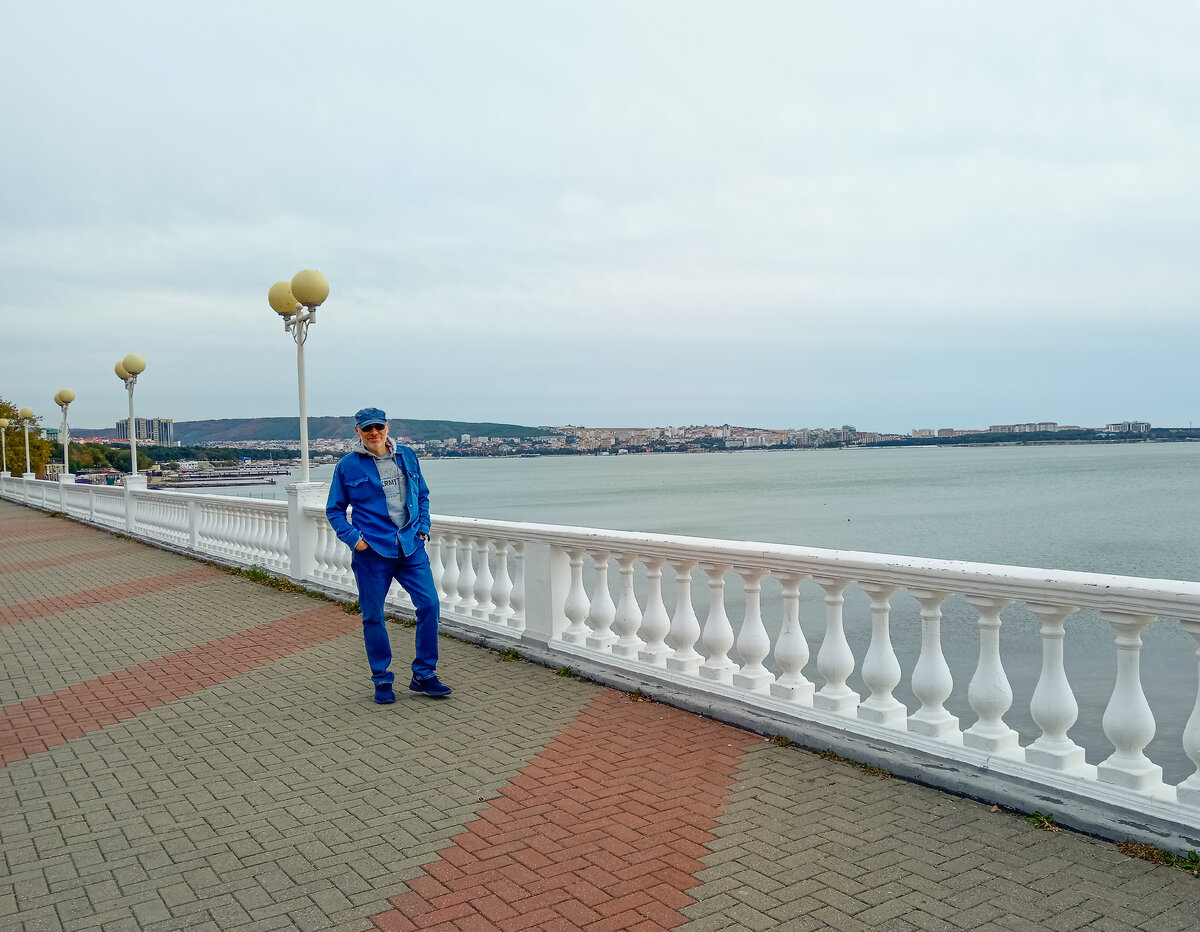 Автор рассказа и канала, Михаил Лекс. Геленджик, набережная