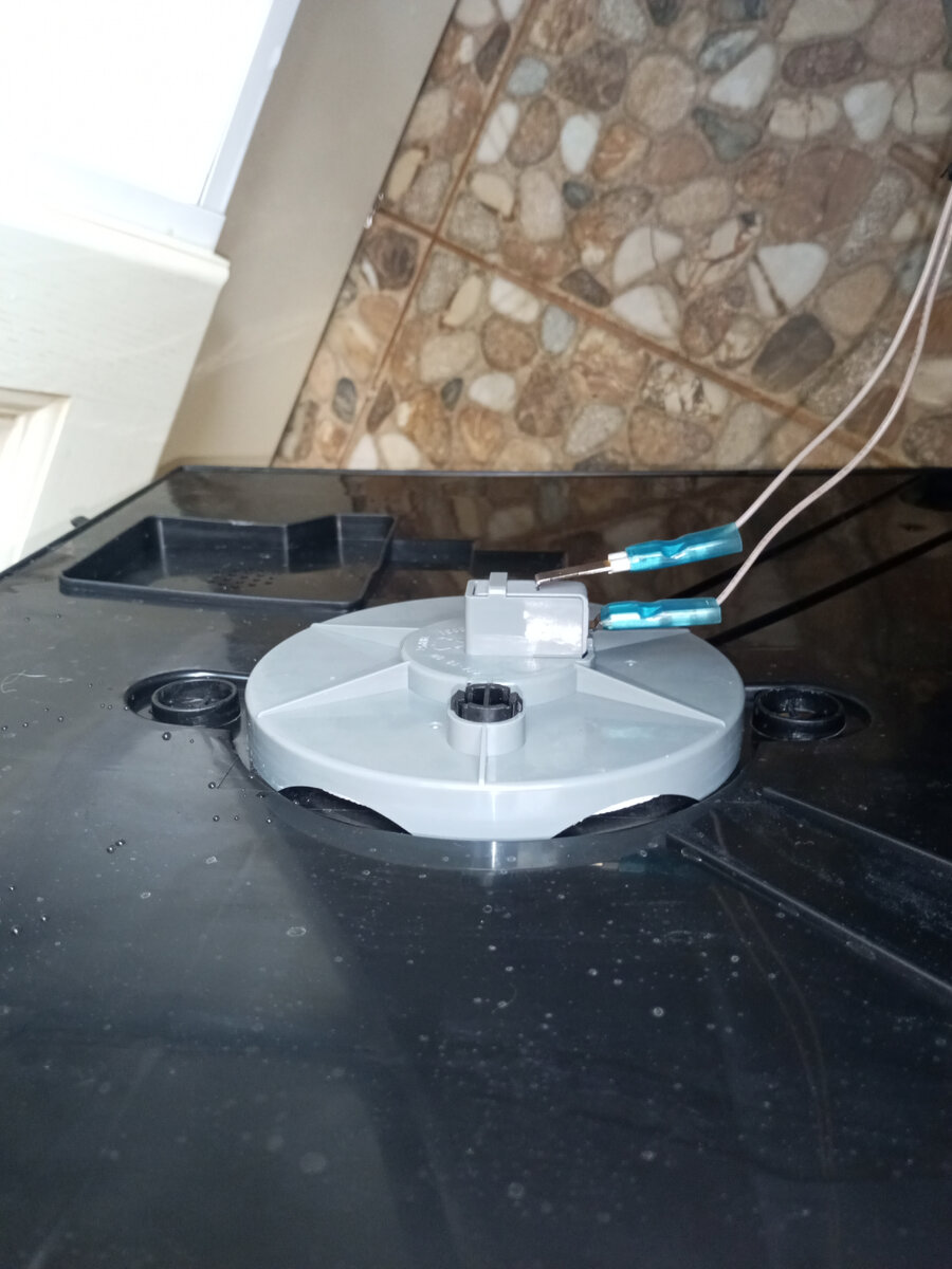 Под серой крышкой - пенопластовый диск