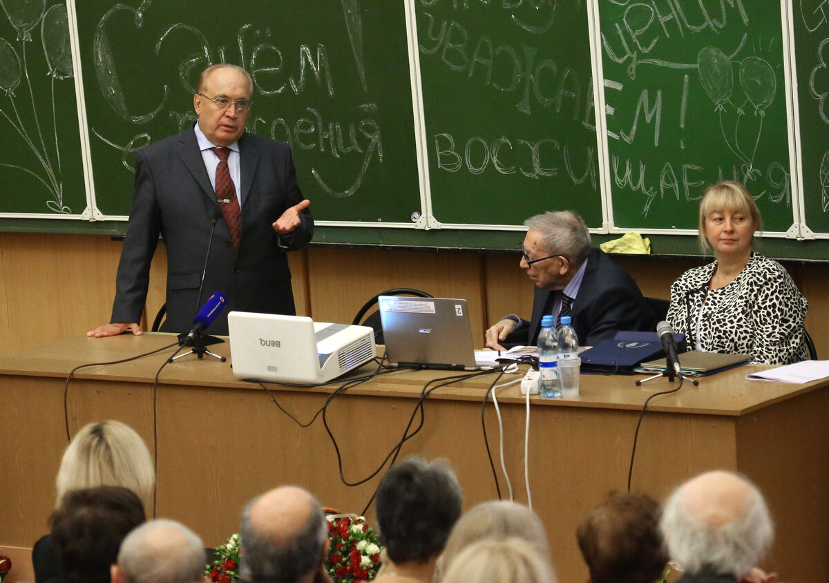 Заведующий мгу. Журфак МГУ ректор. Кузнецов преподаватель МГУ журналистики. Смирнов мехмат МГУ. Бабаев преподаватель журфака МГУ.