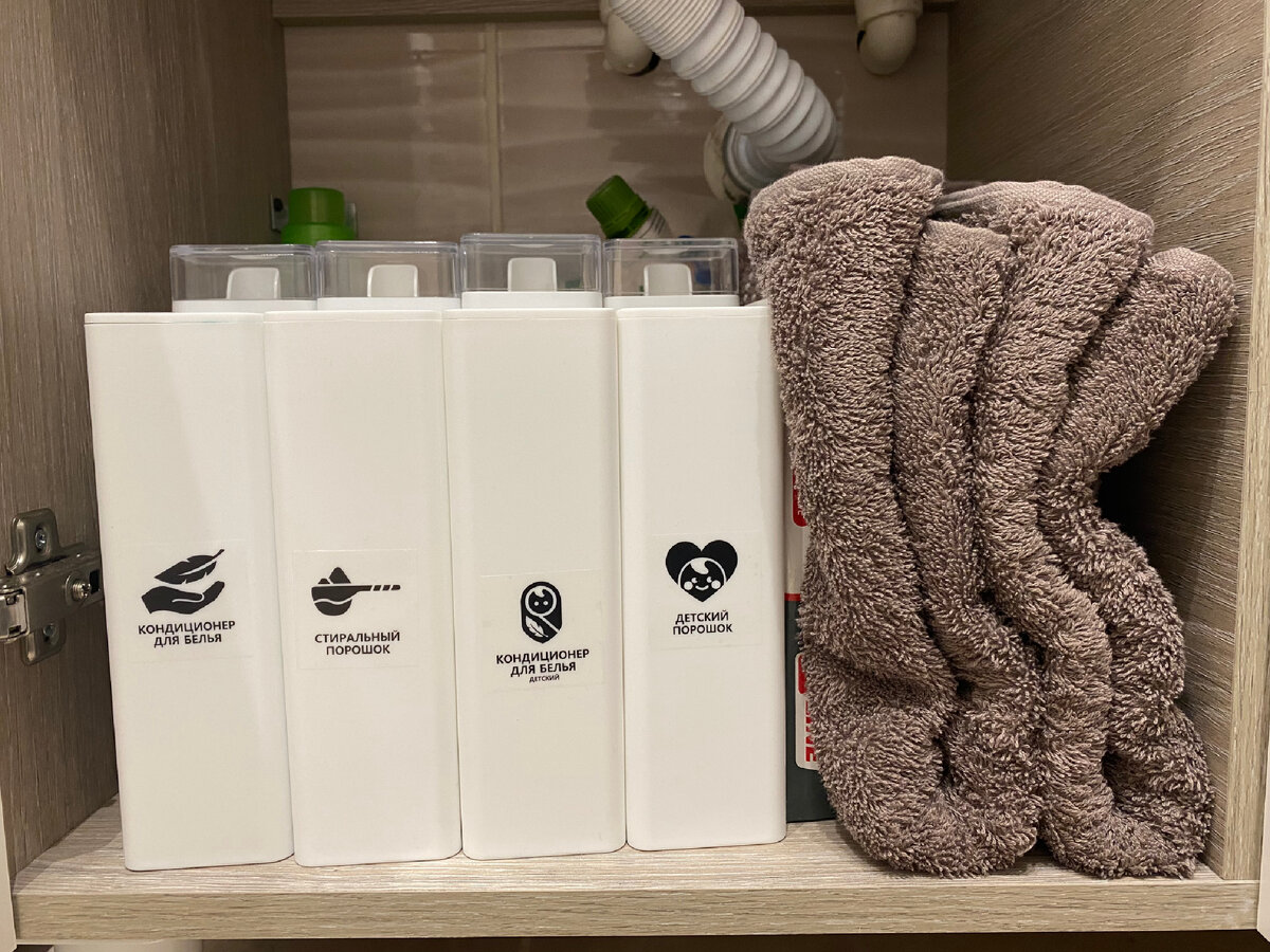 Вот такое хранение я организовала в ванной комнате.