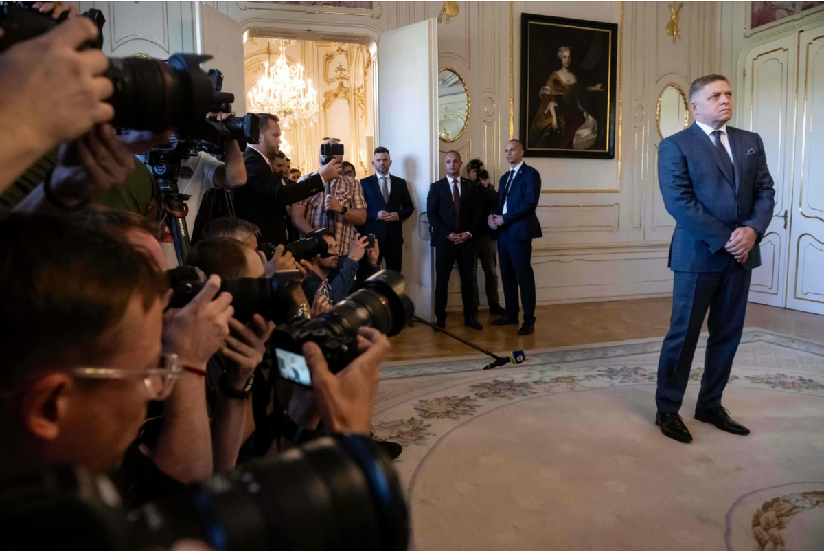 Роберт Фицо в Ки.еве в 2009 году. Выражение лица говорит само за себя.