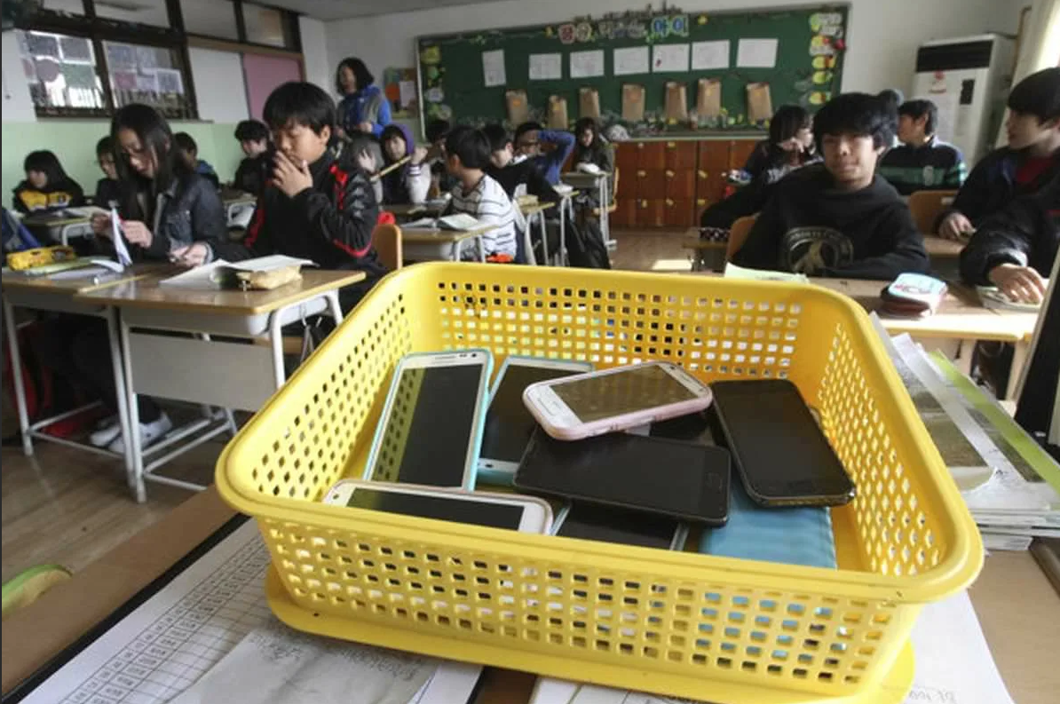 Мобильные телефоны в китайской школе. Школьные предметы в корейских школах. Дети в школе в Корее. Коробочки для телефонов в школе. Телефон в школе