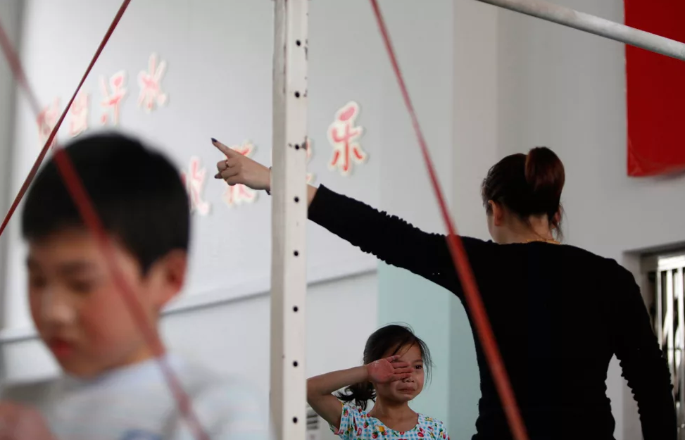 Физические наказания в китайской школе. Китайские дети в школе. Телесные наказания в школах Китая.