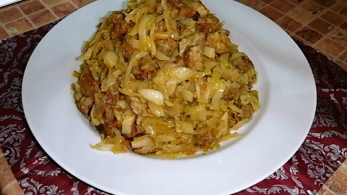 Капуста тушеная с мясом на сковороде