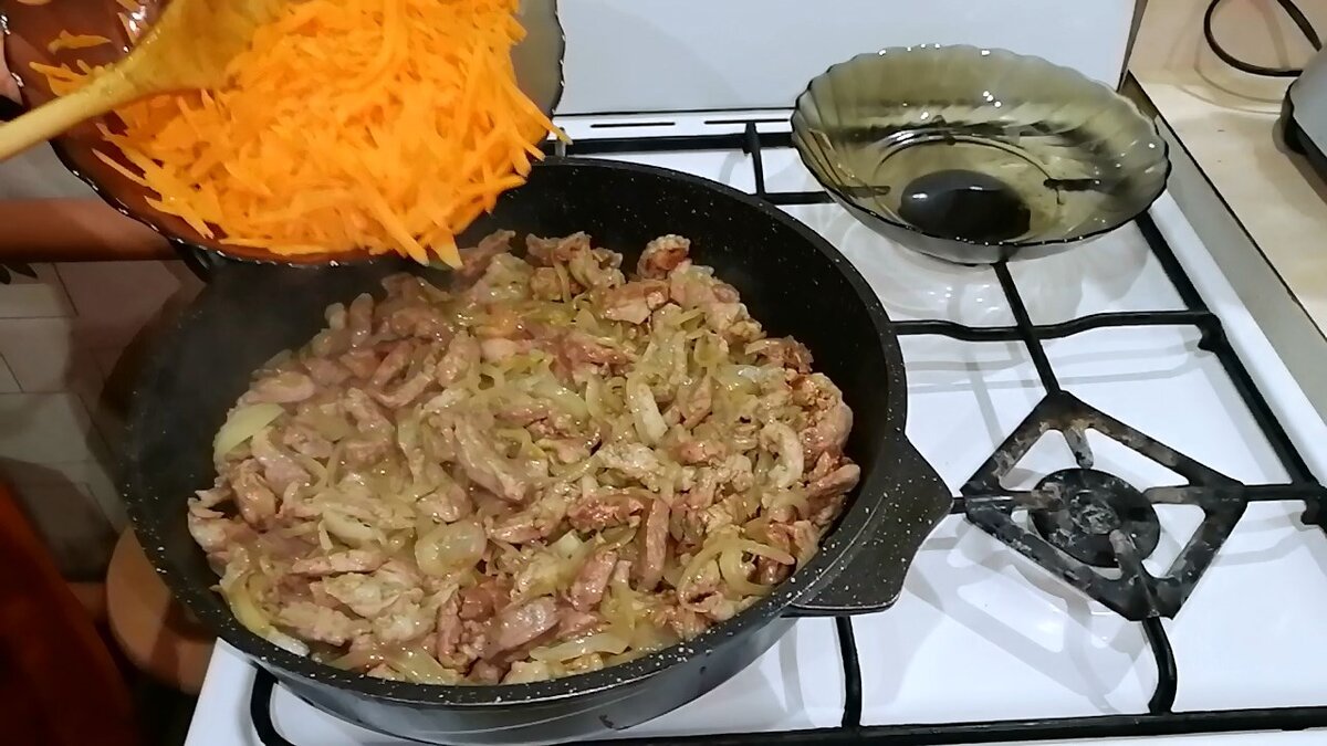 Капуста с мясом по-Советски. Тушёная капуста по всем правилам. Нежное мясо  с ароматной, смачной капустой. | СБОРНИК ВКУСНЫХ РЕЦЕПТОВ | Дзен