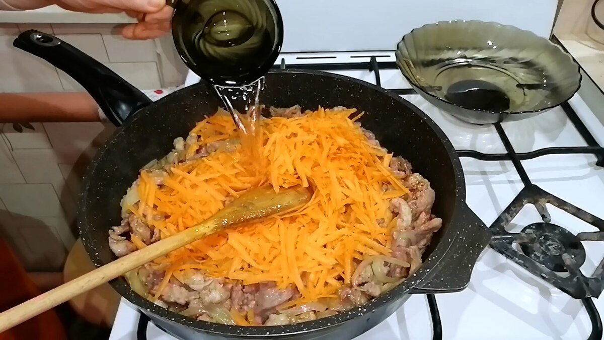 Капуста с мясом по-Советски. Тушёная капуста по всем правилам. Нежное мясо  с ароматной, смачной капустой. | СБОРНИК ВКУСНЫХ РЕЦЕПТОВ | Дзен