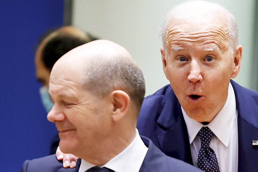    Канцлер ФРГ Олаф Шольц (на переднем плане) и президент США Джо Байден / REUTERS