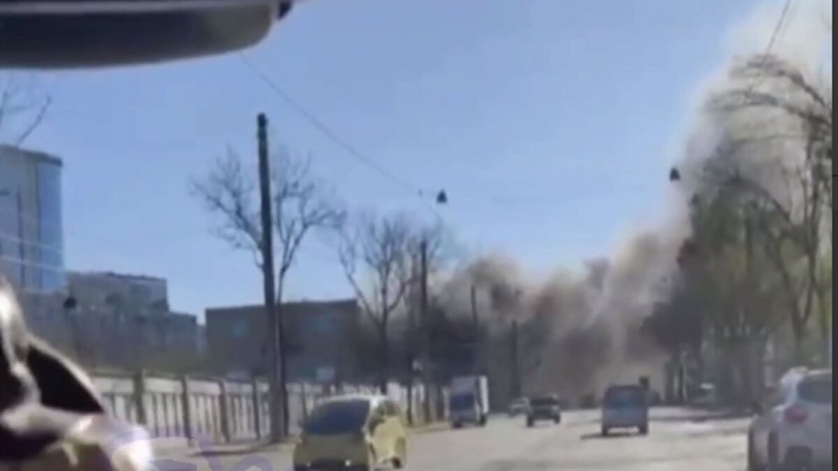     Во Владивостоке на Народном проспекте полыхает очень серьёзный пожар. Огромные клубы дыма видят издалека — местные жители рассказывают о том, что дым виден с соседних улиц.