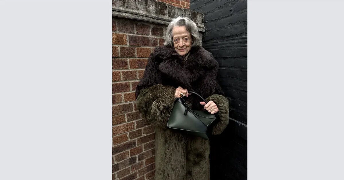 88-летняя Мэгги Смит носит пальто из искусственного меха в пол. Фото: Юрген Теллер