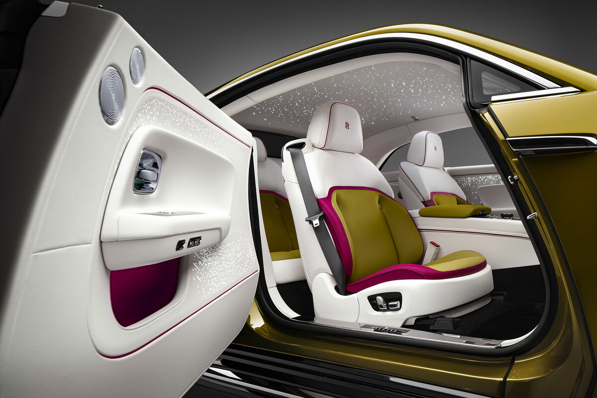    ### Rolls-Royce Spectre Палитра компании из Гудвуда — это в буквальном смысле библиотека suicide doors. Они есть даже у роскошного паркетника Cullinan! Мы же в качестве примера приведем гран-турер Spectre. Почему именно его? Прежде всего потому, что у большинства машин в обзоре «самоубийственные» двери задние, а у него — передние и единственные. Их длина, так на минуточку, полтора метра – больше, чем у любого другого «Роллс-Ройса»! Силуэт напоминает купе Wraith, на смену которому и пришел «Спектр», но деталировка довольно необычная. Например, основные блоки головной оптики затемненные, а имитирующий радиаторную решетку сверкающий «щит» очень широкий.   
Rolls-Royce