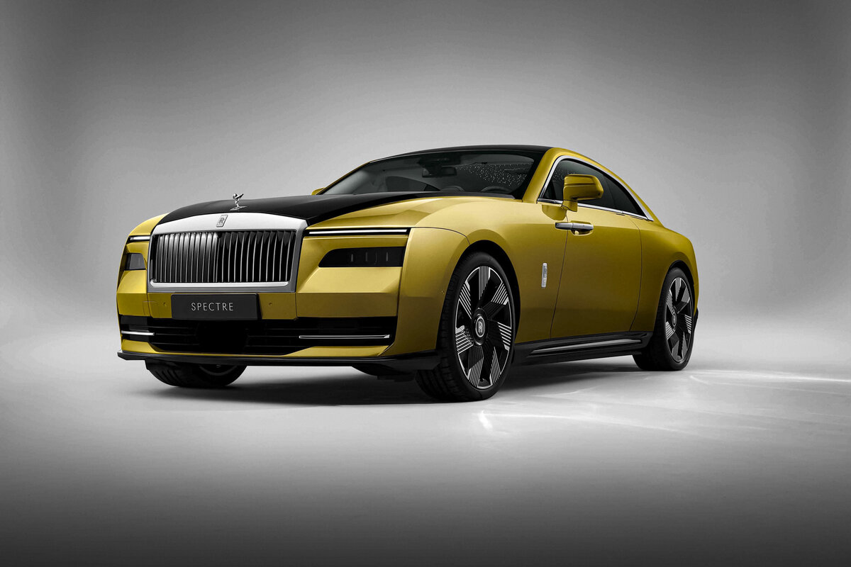    На сей раз «гриль» имеет лишь декоративную функцию, ведь Spectre — это полноприводный электрокар. Совокупно моторы развивают 584 л.с. и 900 Нм. Разгон до 100 км/ч — за 4,5 секунды.   
Rolls-Royce