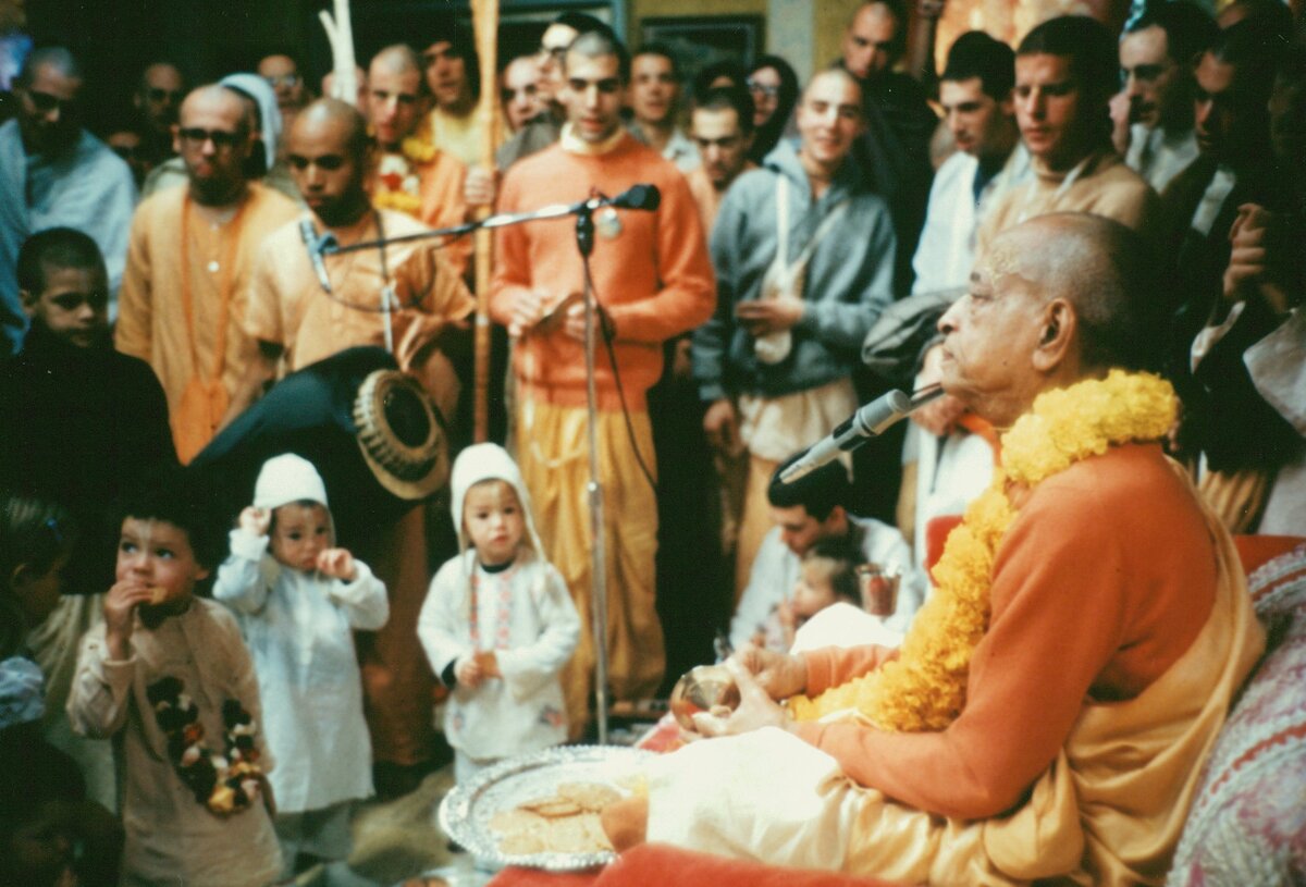 Миссия Щрӣлы Прабхупа̄ды состояла в том, чтобы привести к преданности Богу обычных современных людей-материалистов и дать демоническим личностям шанс услышать о Кp̣шне просто так, случайно, на улице.