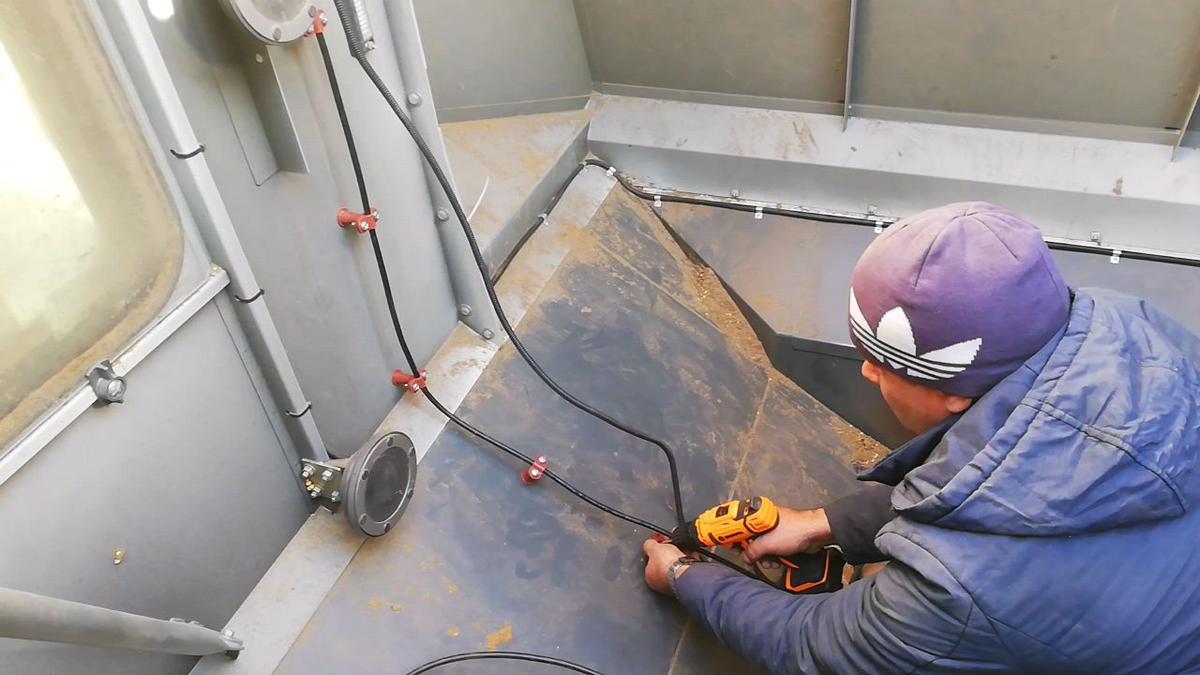 Крепим верхний датчик