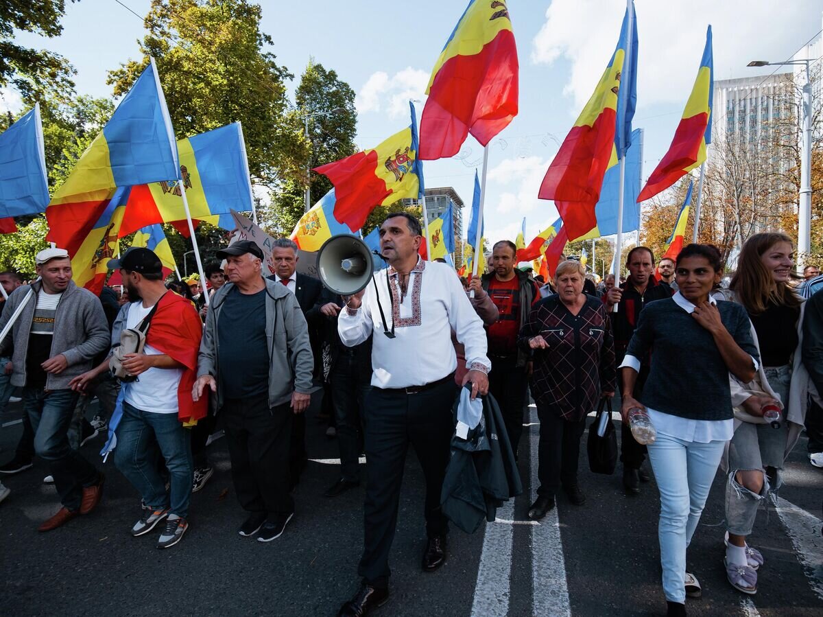  Участники акции протеста оппозиции перед зданием администрации президента Молдавии в Кишиневе© Sputnik / Дмитрий Осматеско