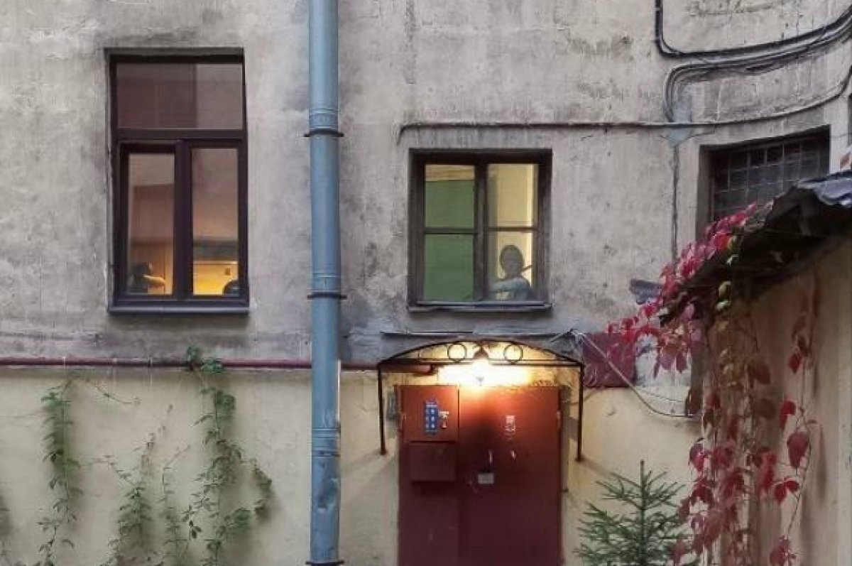    Компания пьяных петербуржцев разгромила бюст греческой богини в Петербурге