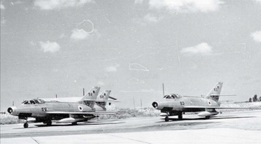 Израильские истребители французского производства MD-454 "Мистэр" IV из 101-й эскадрильи "Акрав а'ришона" на авиабазе Хацор