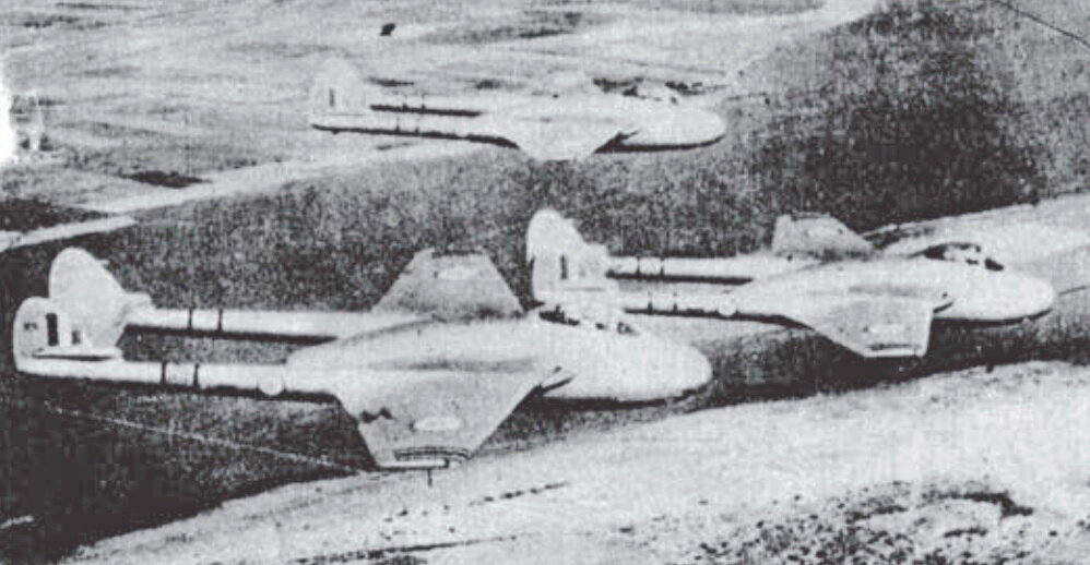 Возглавляемое майором Бахгатом Хассаном Хильми звено египетских истребителей британского производства "Вампир" FB.Mk.52 из 40-й учебно-тренировочной истребительной эскадрильи возвращается на базу после успешной воздушной разведки. Египет, мухафаза Исмаилия, 30 октября 1956 года. 