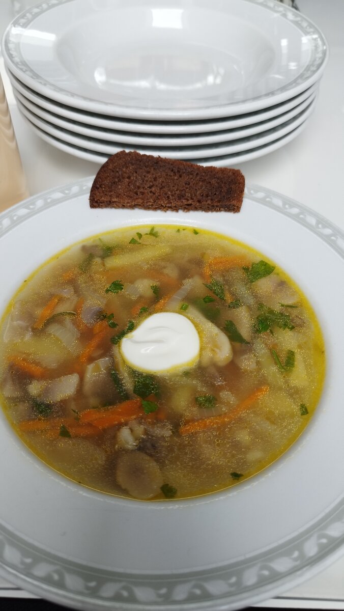 Крупные мясистые кусочки белых грибов, бульон наваристый, ароматный - ну просто муа! 