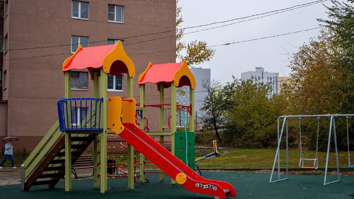    В Курске на улице Энгельса установили детскую площадку с части доходов от платных парковок