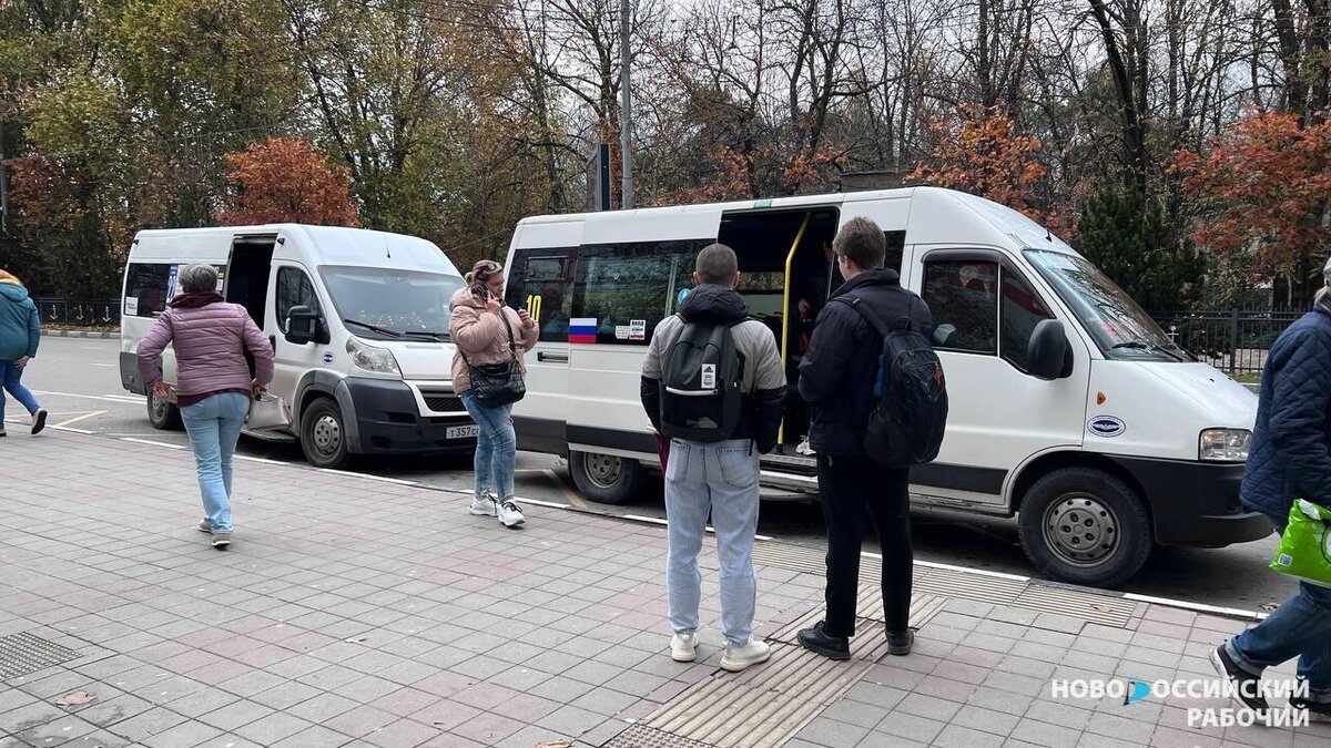 Маршрутки. Маршрутка Новороссийск. Новороссийск Гривенская автобус. 10 Маршрутка Новороссийск.