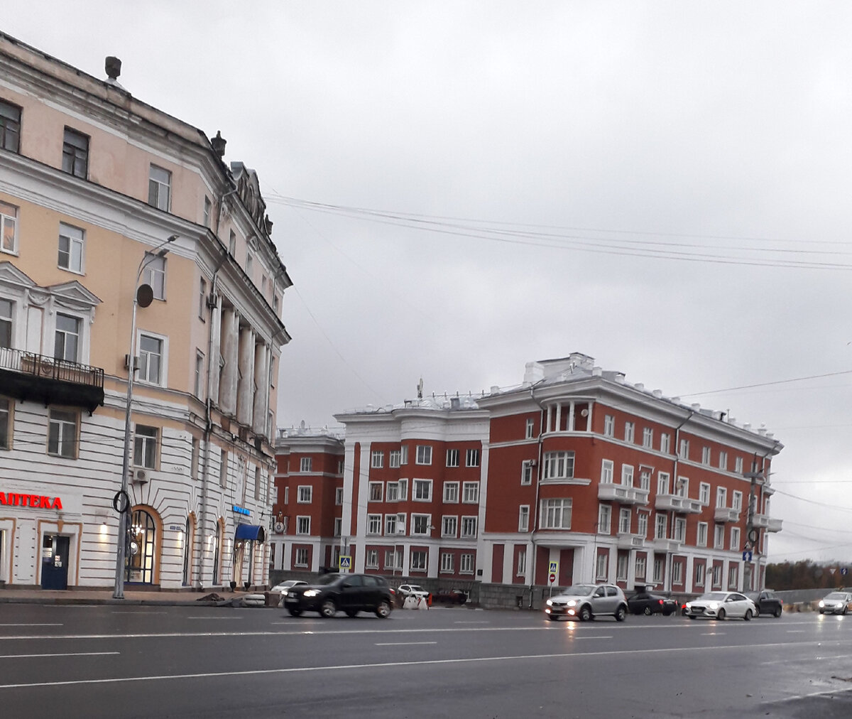 Вид со стороны Тверского проспекта. Сторона дома, которая выходит на улицу Вольного Новгорода. Фотографировала на очень далёком расстоянии, так как это широкий автомобильный проспект, выходящий на Нововолжский мост. Ближе к этой стороне дома пока не смогла подобраться