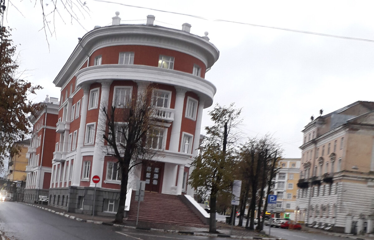 А свет в окнах горит. Интересно, что там внутри делается?))