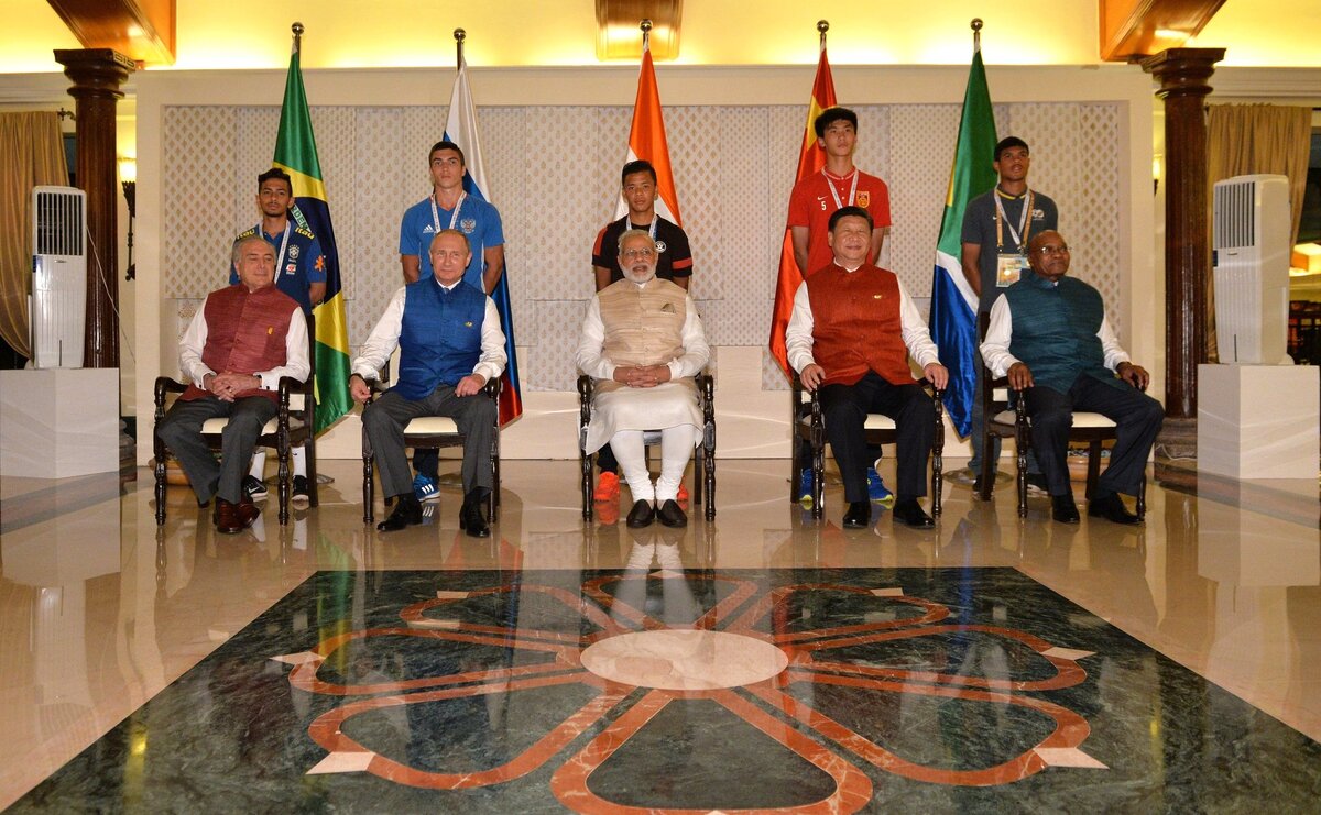 Капитаны футбольных сборных с президентами стран БРИКС перед футбольным турниром 2016 года.