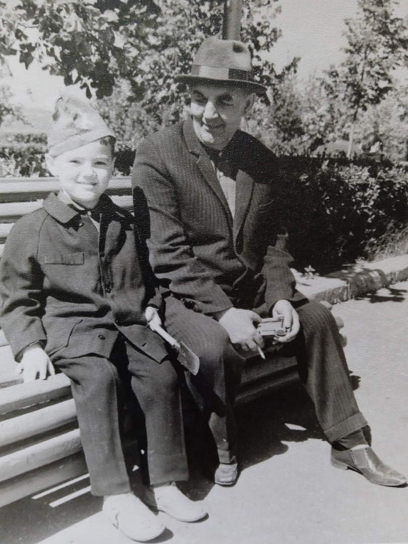 "Два Валентина" (со своим дедом В.И. Беспаловым). 1969