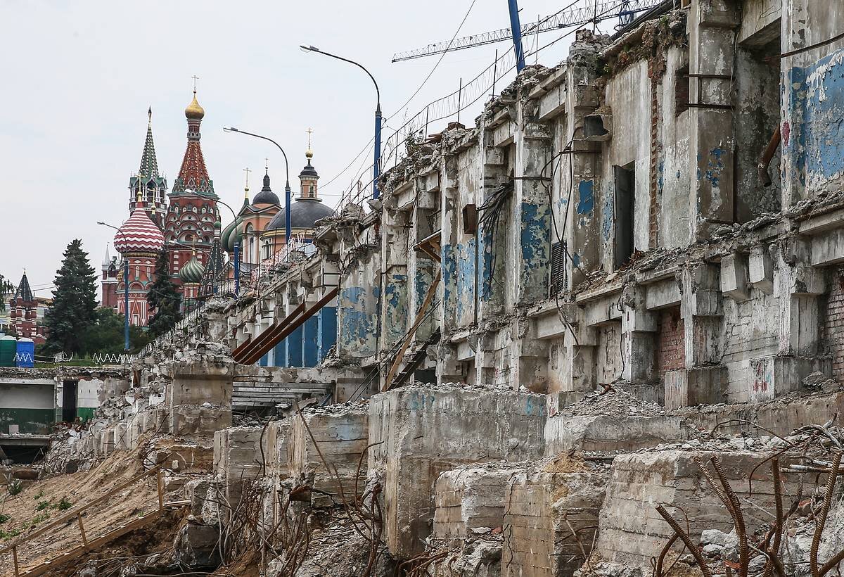 Потом города. Питер закопанные первые этажи. Закопанные этажи в Москве. Казань откопанные здания. Закопанные города России.