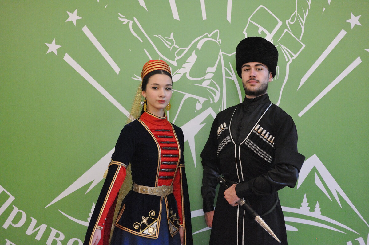 Эльбрус с адыгским флагом