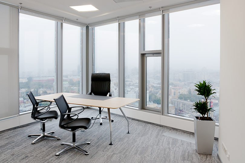 Пентхаус манхэттен 2020. Пентхаус в нью йорке на манхэттене. Кабинет с панорамными окнами. Кабинет с панорамными окнами. Офис с панорамными окнами.