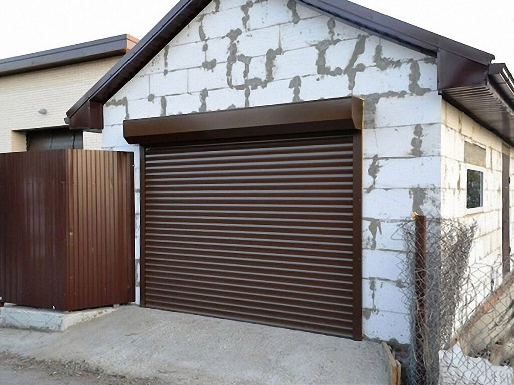 Рулонные ворота в гараже из шлакоблоков (накладной монтаж) 