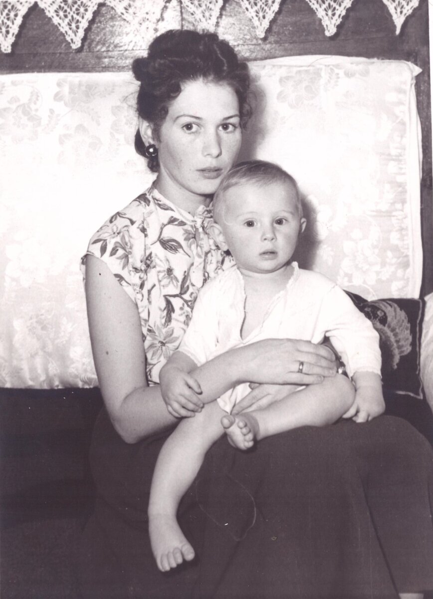 С мамой дома, середина 1950-х годов.