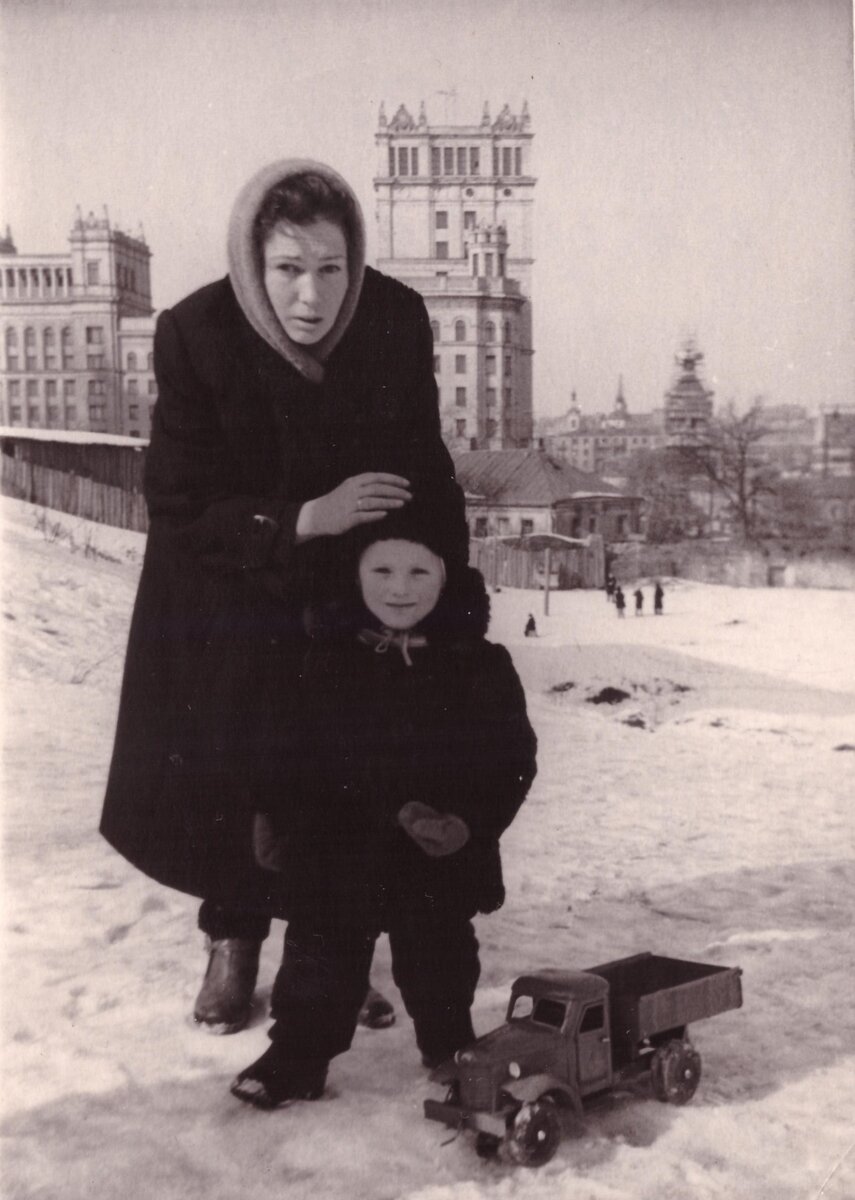 С мамой и машинкой у нашего дома, на заднем плане – крыло высотки в Котельниках.