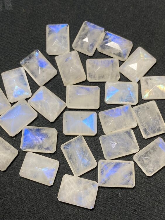 Кристаллы адуляра. Фото из открытых источников