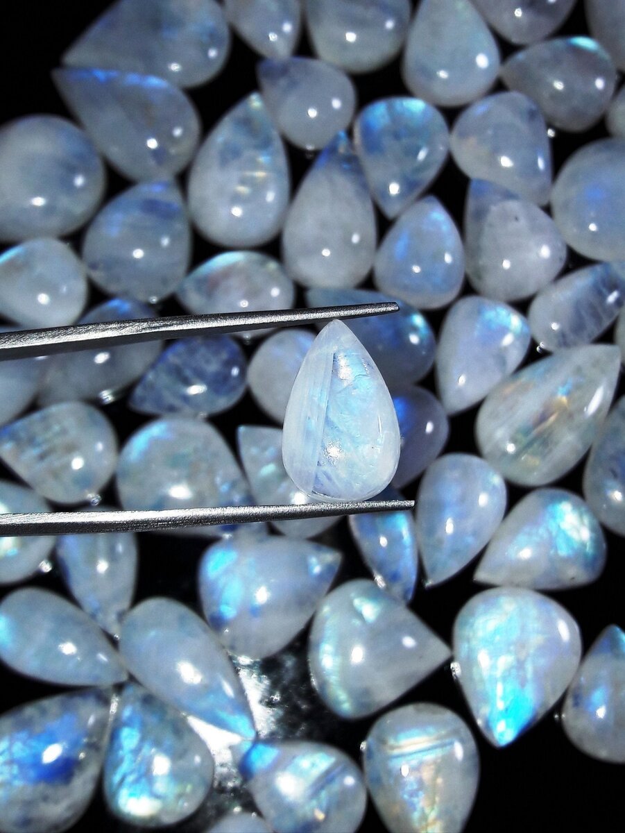 Кристаллы адуляра. Фото из открытых источников