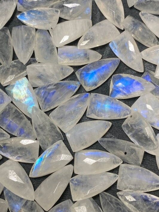 Кристаллы адуляра. Фото из открытых источников