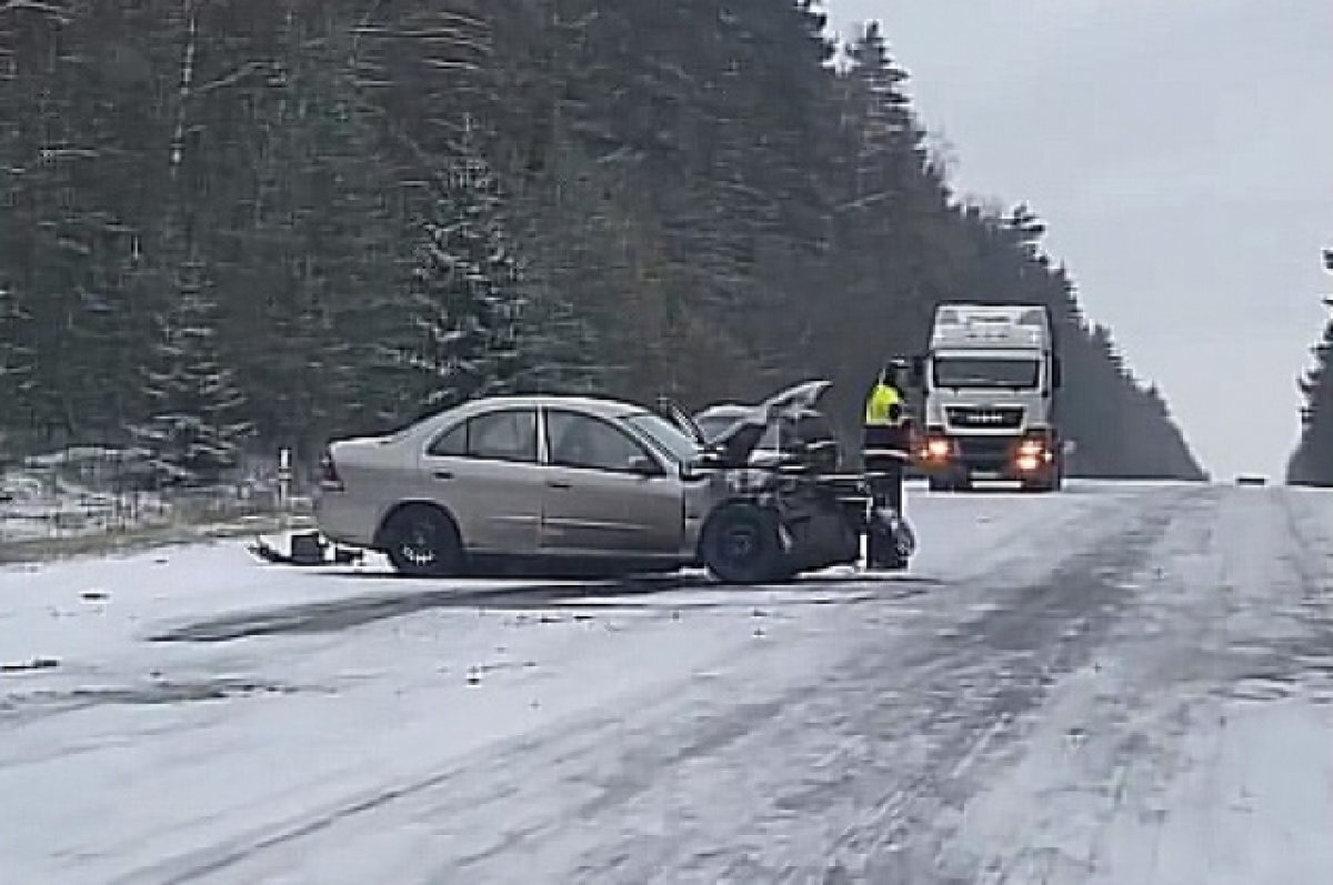    На видео попало место ДТП под Тверью, где столкнулись иномарка и газель