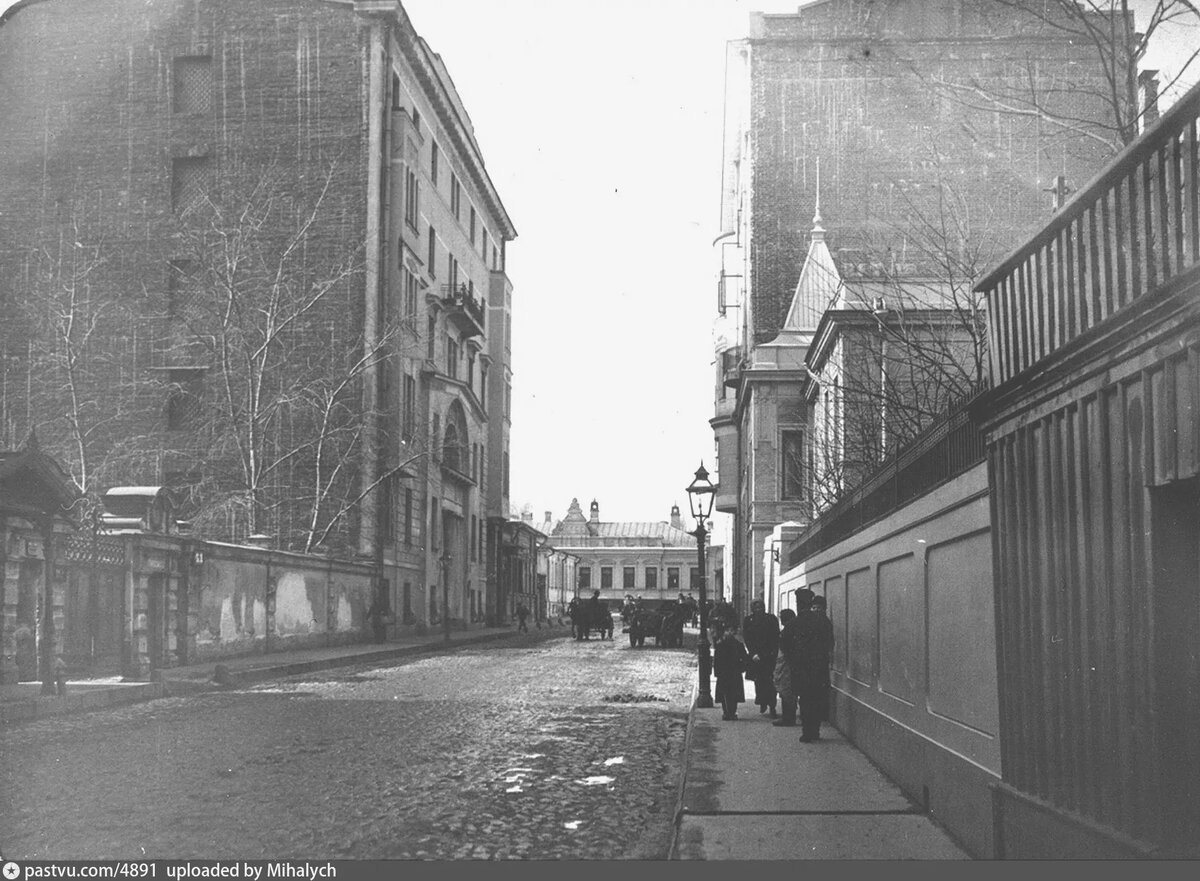 Переулок Сивцев Вражек. Вид в сторону Денежного переулка, 1913-1914. Фото Э.В. Готье-Дюфайе. С сайта www.pastvu.com.