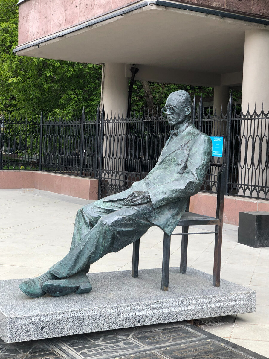 Памятник Ле Корбюзье. Скульптор Андрей Тыртышников и архитектор Антон Воскресенский, 2015.