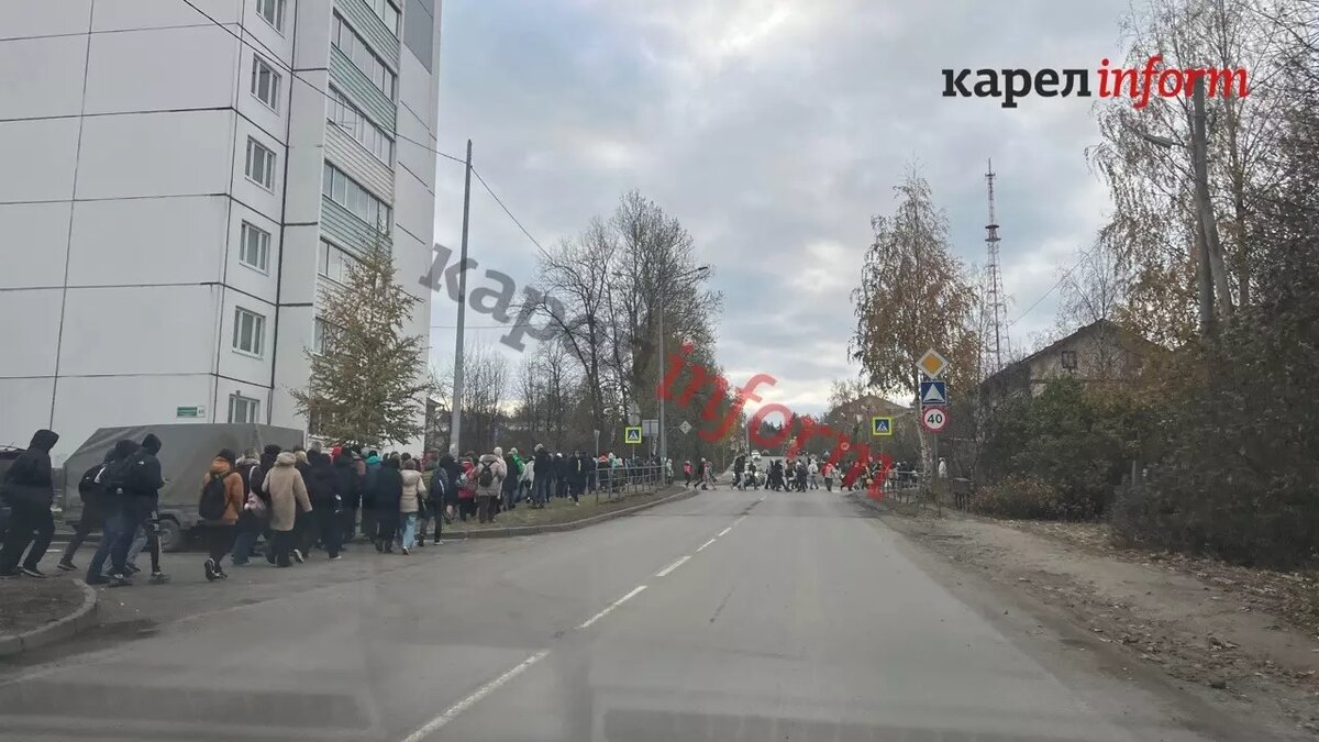     Ученики вернулись в учебное заведение, рассказали нашему изданию родители школьников.
