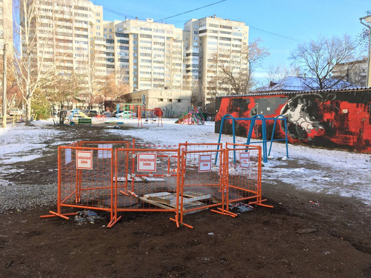    Опасные люки находятся в непосредственной близи от места, где играют дети