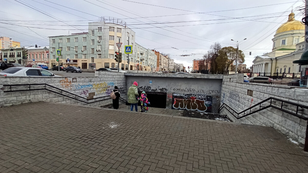Вид на спуск в подземный пешеходный переход